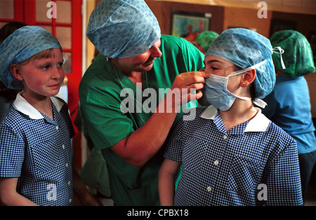 Les infirmières DANS LES ÉCOLES DANS LE CADRE DE LA JOURNÉE INTERNATIONALE DES INFIRMIÈRES-célébrant la naissance de Florence Nightingale, Mai 2000 Banque D'Images