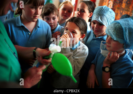 Les infirmières DANS LES ÉCOLES DANS LE CADRE DE LA JOURNÉE INTERNATIONALE DES INFIRMIÈRES-célébrant la naissance de Florence Nightingale, Mai 2000 Banque D'Images