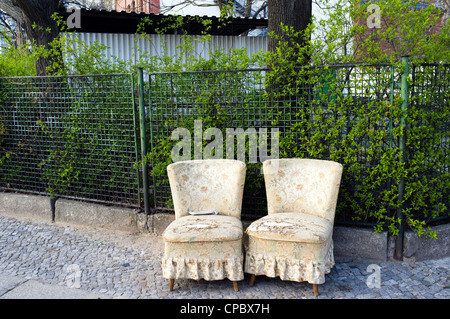 Deux fauteuils sur un trottoir, Berlin, Germany, Europe Banque D'Images