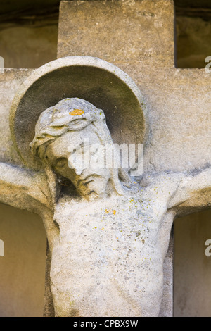 Crucifixion de pierre sculpture dans l'église de saint Édouard, Stow on the Wold, UK. Banque D'Images