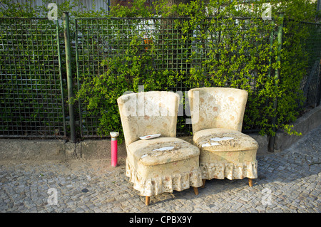 Deux fauteuils sur un trottoir, Berlin, Germany, Europe Banque D'Images