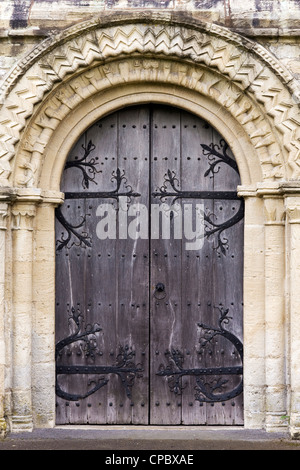 La porte de l'ouest de l'église Saint-Jean-Baptiste dans la ville de Burford Cotswolds. Banque D'Images