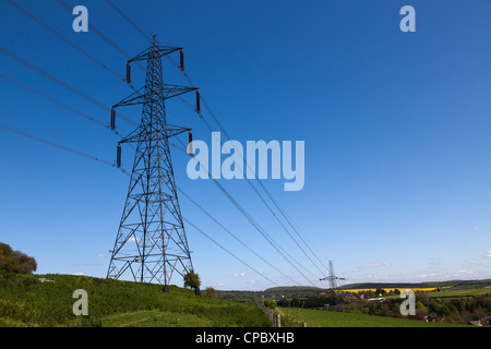 Pylône de l'électricité contre ciel bleu profond Banque D'Images