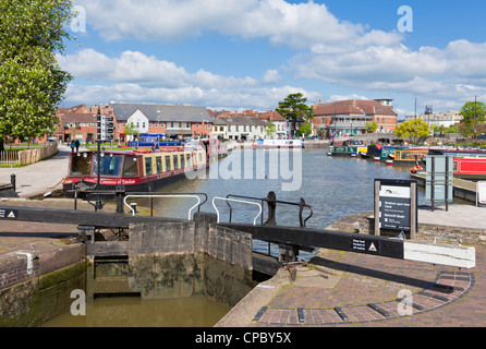 Stratford-upon-Avon, Stratford Canal Basin bassin bancroft avec des bateaux étroits amarrés Stratford-upon-Avon, Warwickshire Angleterre GB Europe Banque D'Images