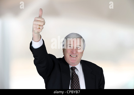 Senior businessman en costume bleu smiling at office Banque D'Images