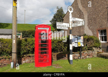 Téléphone rouge fort, poteau télégraphique et sign post dans Staffield dans l'Eden Valley, près de Penrith, Cumbria Banque D'Images