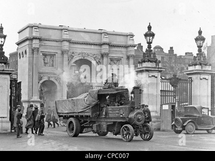 1926. L'escorte de troupes et de camions à vapeur par les tracteurs Londres durant la grève générale. Banque D'Images