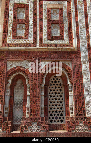 Murs sculptés de Qutub Minar complex, Delhi, Inde Banque D'Images