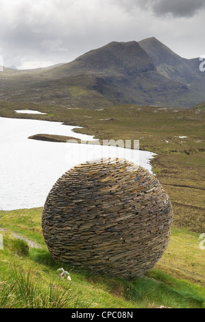 Sculpture sur le sentier nature à Knockan Crag National Nature Reserve, près de Ullapool, Ross-shire, en Écosse. Banque D'Images