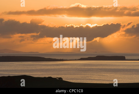 Coucher du soleil sur le Loch Bay, Waternish, île de Skye, en Ecosse. Banque D'Images