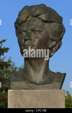 Statue de la femme russe/soviétique le cosmonaute Valentina Vladimirovna Tereshkova (1937) à l'Allée des cosmonautes dans la région de Moscou, Russie Banque D'Images
