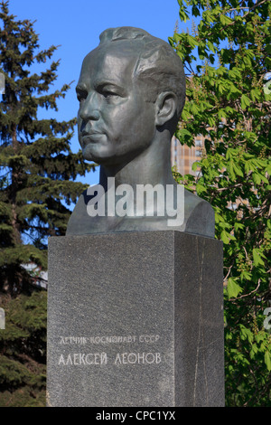 Statue de cosmonaute soviétique Alexeï Leonov (1934) à l'Allée des cosmonautes dans la région de Moscou, Russie Banque D'Images