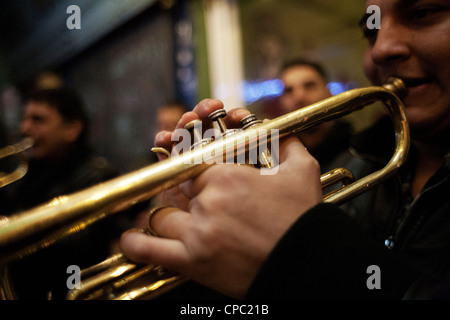 Des musiciens jouant de la musique tzigane traditionnelle dans le marché Modiano à Thessalonique. La Grèce. Banque D'Images