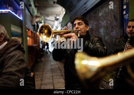 Des musiciens jouant de la musique tzigane traditionnelle dans le marché Modiano à Thessalonique. La Grèce. Banque D'Images