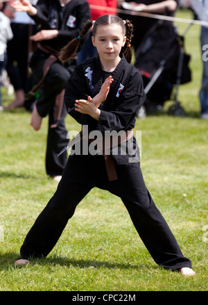 Young caucasian girl faisant l'art martial coréen de Kuk Sool Won, Newmarket Suffolk UK Banque D'Images