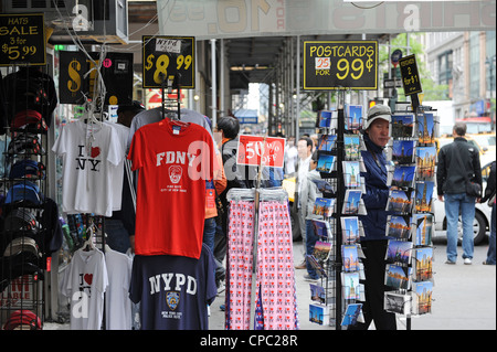 Un homme à la recherche du souvenir à dans un magasin sur la 5e Avenue, New York Banque D'Images