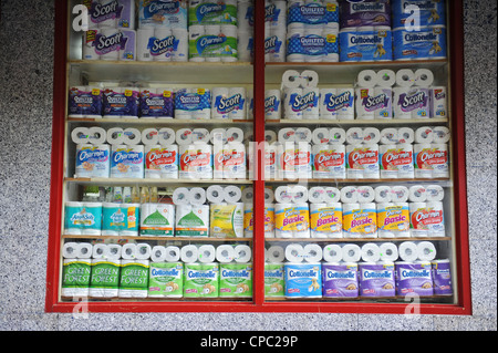 Différentes marques de papier toilette en vente dans un magasin à New York Banque D'Images