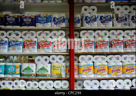 Différentes marques de papier toilette en vente dans un magasin à New York Banque D'Images