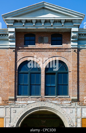 Façade avant de l'historique théâtre unique en décomposition partielle, Salida, Colorado, USA Banque D'Images