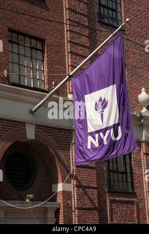 Drapeau de l'Université de New York, NYC Banque D'Images