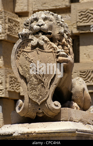 Mdina, Malte. Lion en pierre sculptée et d'armoiries Guards Entrée dans Mdina. Banque D'Images