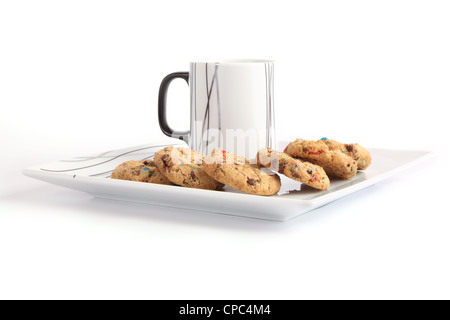 Tasse de thé et des biscuits avec du chocolat blanc coloré sur le plat Banque D'Images