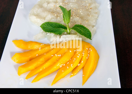 Thai Sweet Mango avec riz gluant et sauce Coco Dessert Banque D'Images