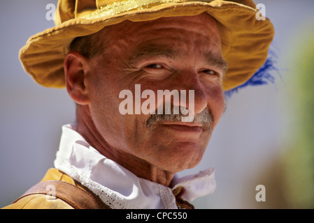 La Valette, Malte. En Costume de porte-drapeau, en Guardia Pageant, Fort Saint Elmo. Banque D'Images