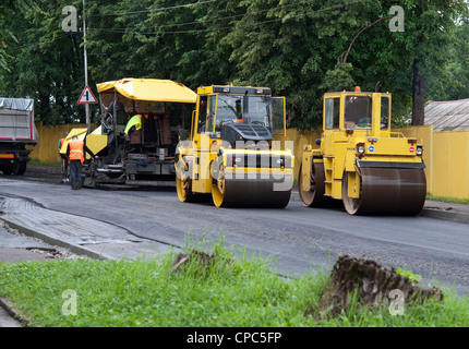 L'épandeur d'asphalte est utilisé pour placer la première couche d'asphalte sur un projet de réfection de la rue de la ville Banque D'Images