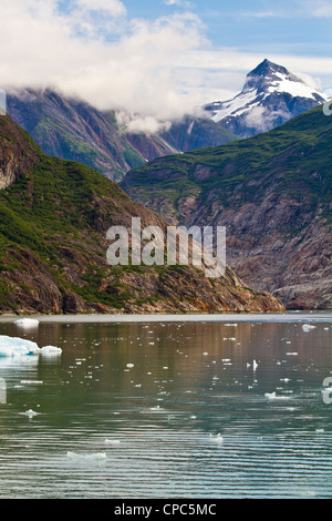 L'eau et les montagnes de l'Alaska magnifique Banque D'Images