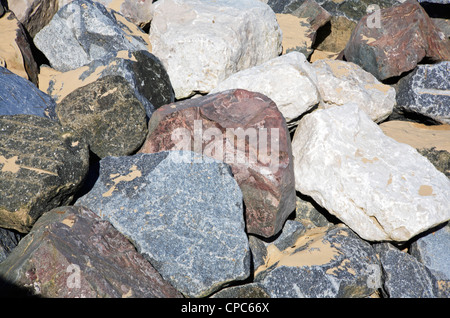 Différents types de roches importées pour construire les défenses de la mer sur la côte de Norfolk, Angleterre, Royaume-Uni. Banque D'Images