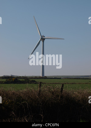 Éolienne sur les terres agricoles, Cornwall, UK Banque D'Images