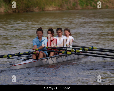 L'équipe d'aviron de womans dans la formation, UK Banque D'Images