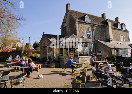 Les après-midi ensoleillé dans le jardin de la Black Horse Inn, Amberley, Stroud, Gloucestershire, Cotswolds, Royaume-Uni Banque D'Images