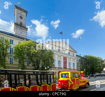 Avis de 'place Rynok' sur l'hôtel de ville et une excursions en bus-train le 10 mai 2012 dans la ville de Lviv, Ukraine Banque D'Images