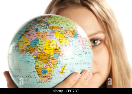 Belle jeune femme blonde avec un globe dans un gros plan. Le continent africain est visible. Banque D'Images