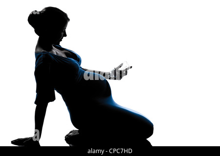 Belle caucasian pregnant woman holding babby bouteille en pleine longueur ossature sur studio isolé sur fond blanc Banque D'Images