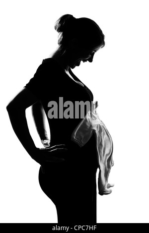 Beau portrait femme enceinte vêtements de bébé en silhouette sur fond blanc isolé studio Banque D'Images