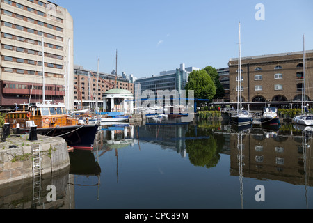 Les bâtiments reflètent dans l'eau de St Katharine Docks marina, East London Banque D'Images