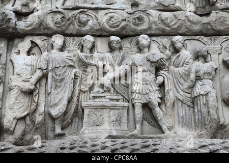 Sculpture bas-relief romain sur l'Arc de Galère, également connu comme l'Kamara, à Thessalonique, en Grèce. Banque D'Images