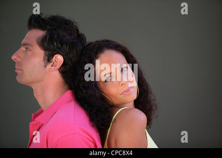 Couple se tenait dos à dos Banque D'Images