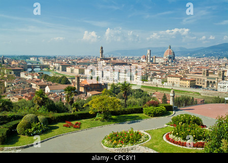 Aperçu de Florence, le Duomo et la rivière Arno de Piazzale Michelangelo Firenze Toscane Italie Europe de l'UE Banque D'Images
