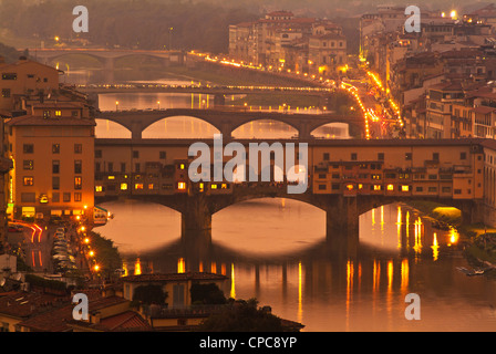 Le Ponte Vecchio reflètent dans l'Arno à Florence Firenze Toscane Italie nuit eu Europe Banque D'Images