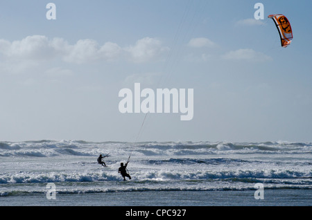 Kite-surf à Muriwai Beach, North Island, New Zealand Banque D'Images