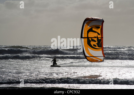 Kite-surf à Muriwai Beach, North Island, New Zealand Banque D'Images