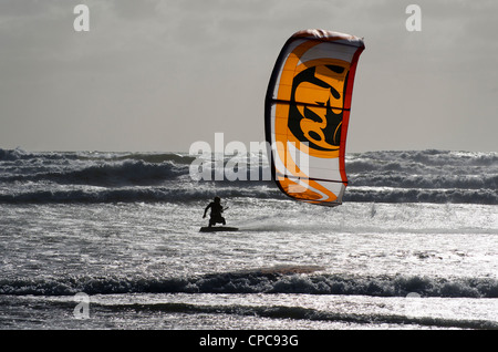 Kite-surf à Muriwai Beach, North Island, New Zealand Banque D'Images