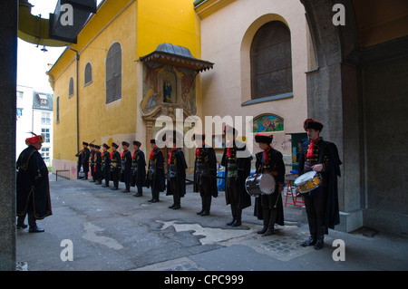 Samedi matin, changer les gardes du régiment à Kravat marché Dolac Zagreb Croatie Europe Banque D'Images