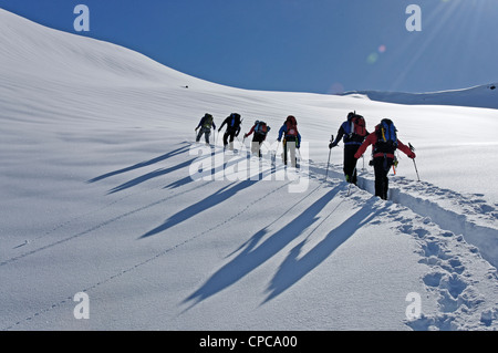 Sentier de briser les skieurs dans le Parc National du Grand Paradis Banque D'Images