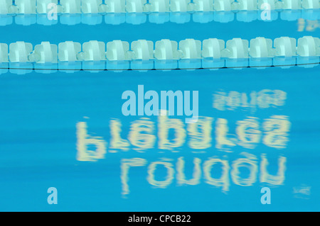 Une réflexion de la 'London prépare' logo dans la piscine à l'Arène de water-polo, 2012, le Parc olympique de Londres. 05 mai 2012. Banque D'Images