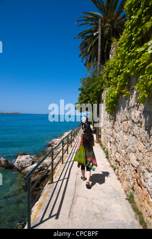 Maison de vacances-bouilloire marche sur sentier en bord de mer dans la péninsule de Babin Kuk la ville de Dubrovnik Dalmatie Croatie Europe Banque D'Images